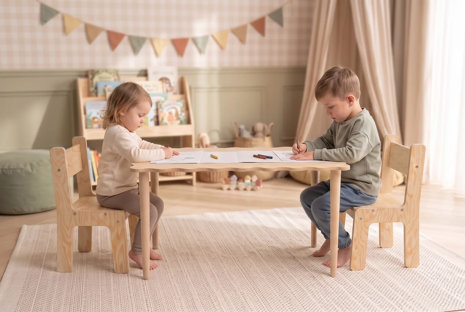Kinderstuhl und Kindertisch aus Kiefernsperrholz in Naturholzfarbe